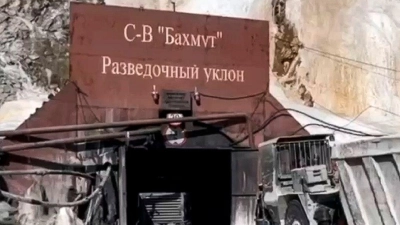 Spezialisten hatten zuletzt einen 70 Meter langen Tunnel gebohrt, um an die Verschütteten in rund 120 Metern Tiefe zu kommen. (Foto: Russia Emergency Situations Ministry/AP/dpa)
