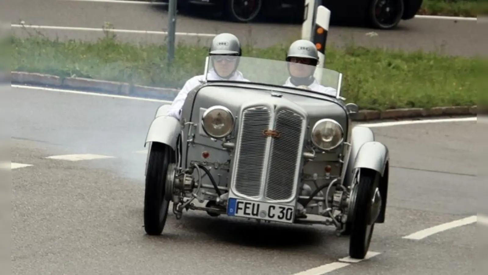 Rauchend ums Eck: Der DKW „Lehr Spezial“ beim Roßfeld-Rennen. Am Steuer Dr. Detlef Fuchs, sein Beifahrer Dr. Hans Friedlein. (Foto: privat)