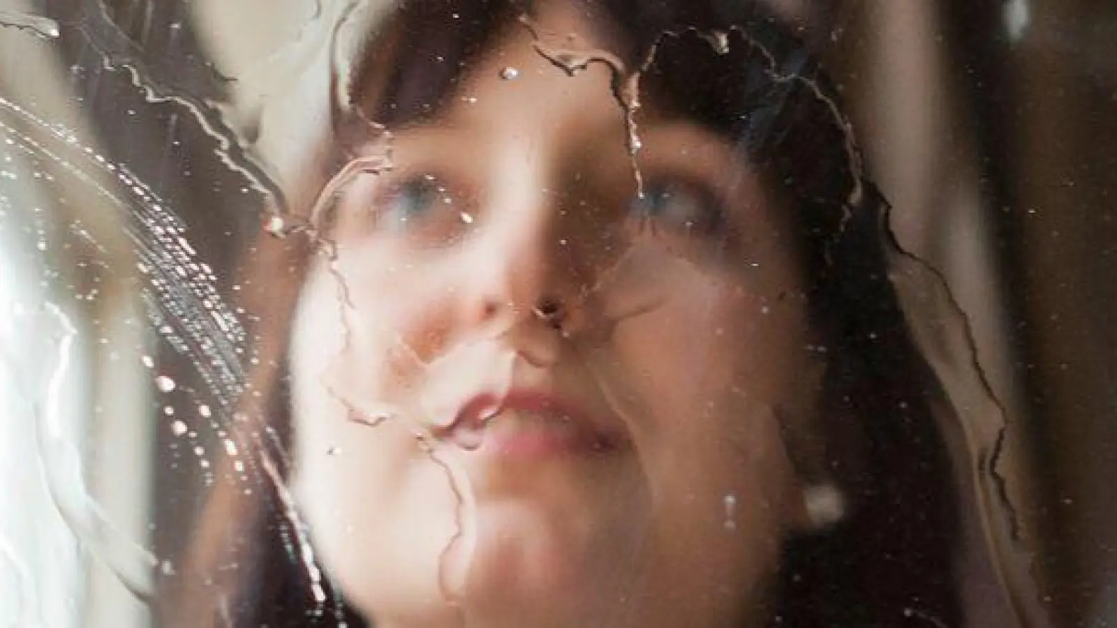 Keine Sonne beim Putzen: Fenster sollten an warmen, bedeckten Tagen gereinigt werden, um Schlieren durch zu schnelles Verdunsten des Wassers zu vermeiden. (Foto: Silvia Marks/dpa-tmn)