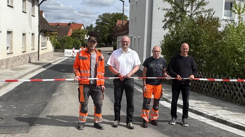 Bürgermeister Jürgen Konsolke (2. von links), die Mitarbeiter des Bauhofs Andreas Lehr (2. von rechts) und Martin Hölzel (ganz links) freuten sich mit Bauamtsleiter Michael Schrenk (ganz rechts) über eine gelungene Neugestaltung der Haslacher Ortsdurchfahrt Haslach. Nach vierwöchiger Sperrung erfolgte jetzt die Verkehrsfreigabe. (Foto: Stefan Baumgärtner)