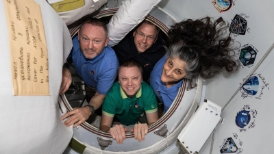 Die Mitglieder der „Crew-9“: im Uhrzeigersinn von links: Barry „Butch“ Wilmore, Nick Hague und Suni Williams und Alexander Gorbunow (Foto: NASA/dpa)