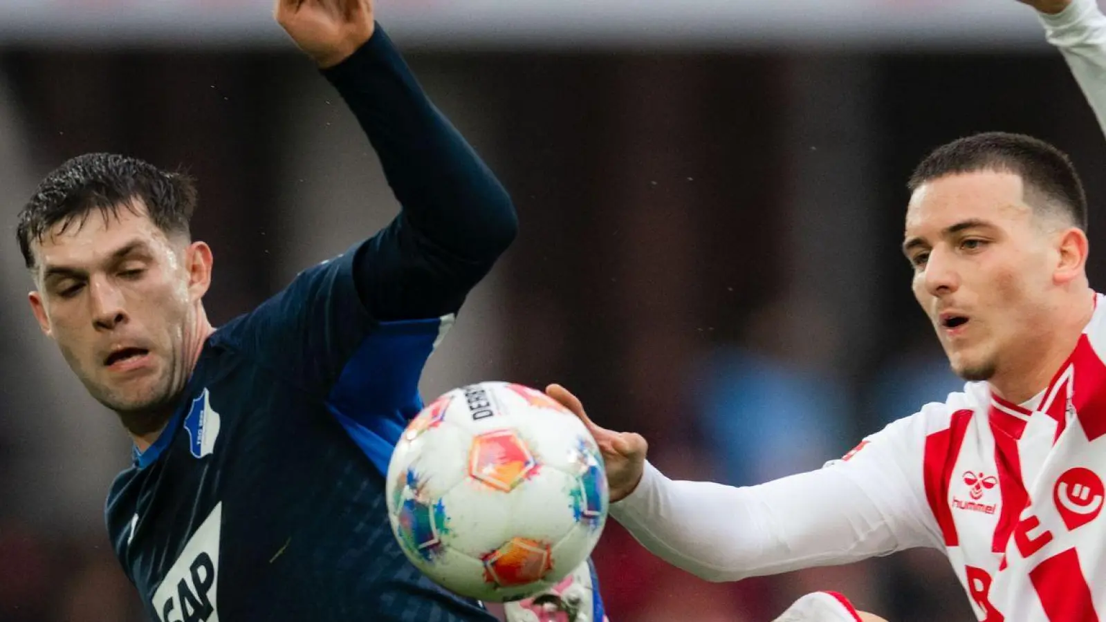 Kölns Said El Mala (r) und Hoffenheims Robin Hranac kämpfen um den Ball. (Foto: Marius Becker/dpa)