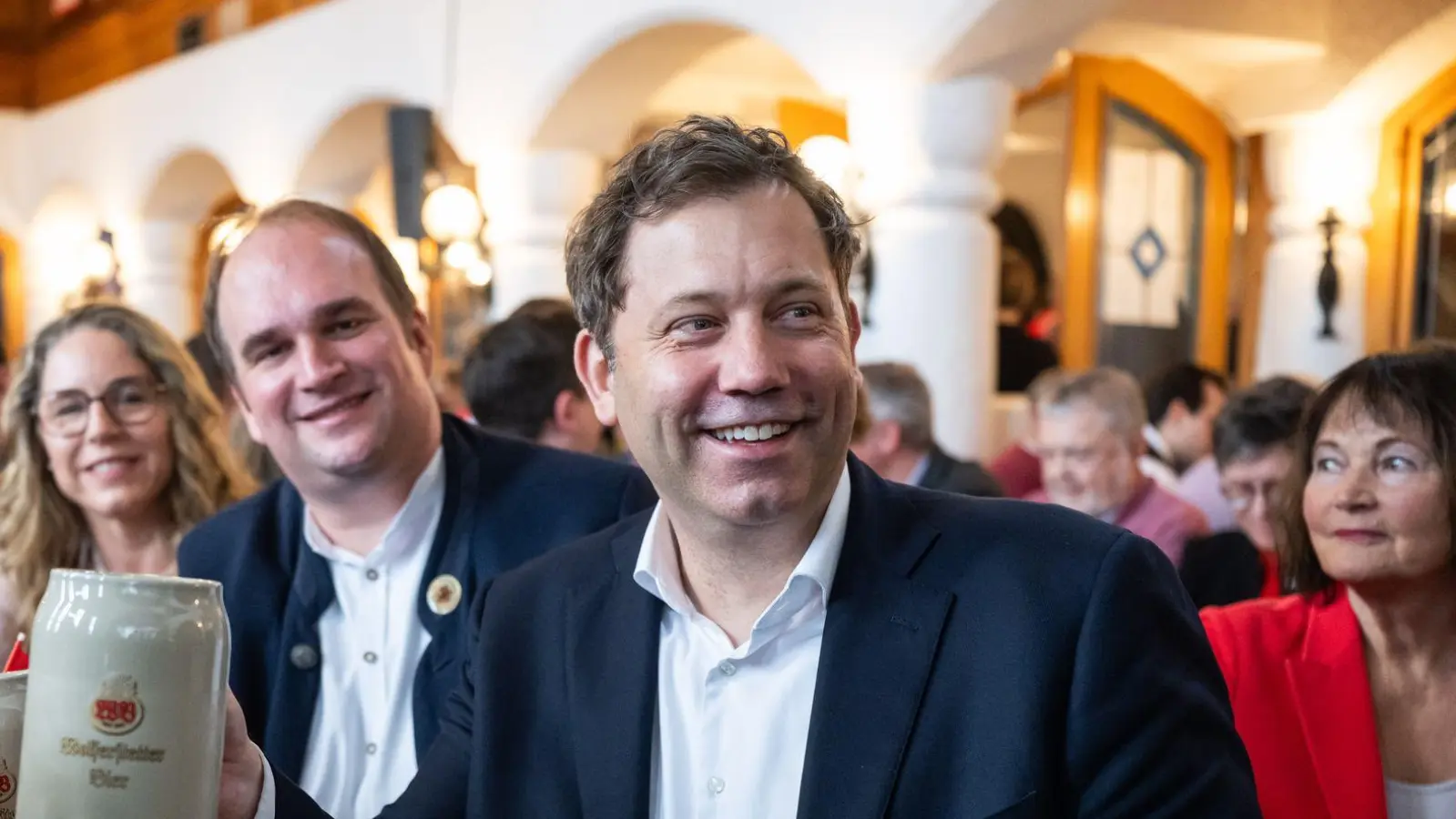 Klingbeil trat in Vilshofen auf. (Foto: Lukas Barth-Tuttas/dpa)