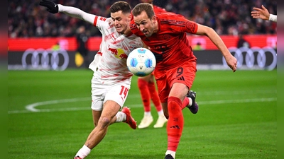 Harry Kane (r), hier im Zweikampf mit Leipzigs Christoph Baumgartner, tat der Offensiv-Abteilung des FC Bayern gut. (Foto: Tom Weller/dpa)