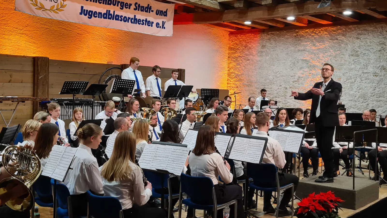 Seit zehn Jahren steht er dem Orchester vor: Dirigent Jan-Peter Scheurer; hier mit den Musikerinnen und Musikern des Stadt- und Jugendblasorchesters. (Foto: Margit Schwandt)