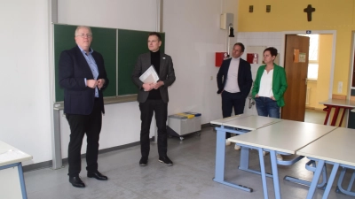 Uwe Nickel (links) zeigte Christian von Dobschütz, Stefan Schilling und Andrea Hirsch (von links) die Klassenzimmer, die künftig der Pflegeschule zur Verfügung stehen. (Foto: Gerhard Krämer)