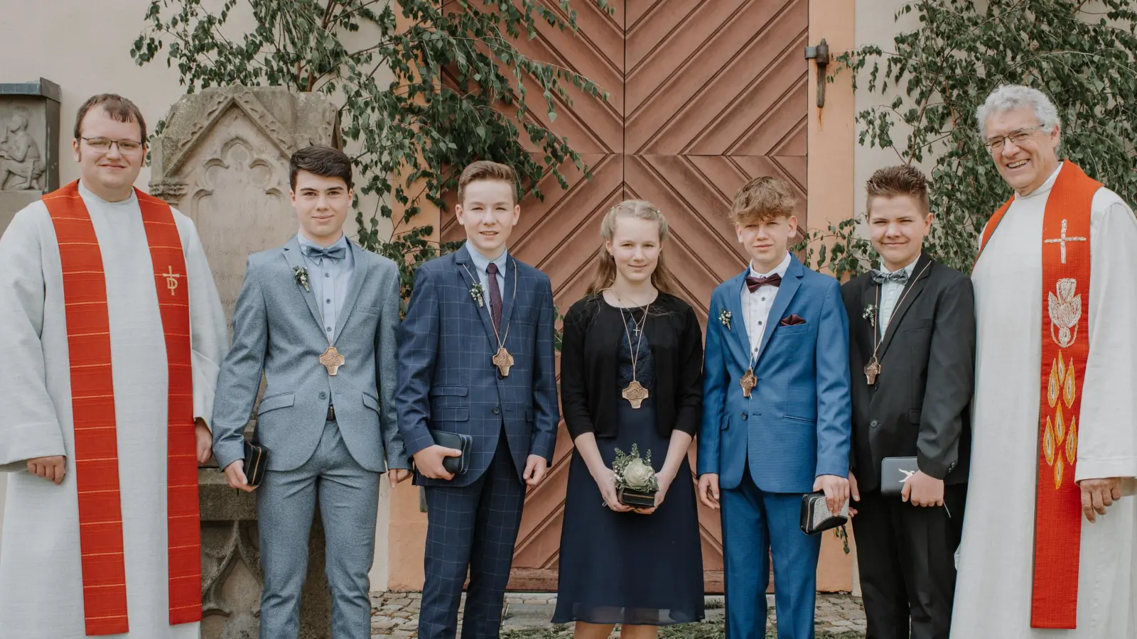 Fünf Jugendliche aus Fürnheim und Himmerstall feierten in der Nikolauskirche mit Jugenddiakon René van Drongelen und Pfarrer i. R. Sieghart Schneider ihre Konfirmation. (Foto: Susanne Uhl)