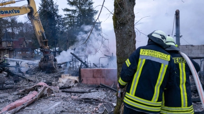 Feuerwehrleute bekämpfen stundenlang die Flammen. (Foto: Pia Bayer/dpa)