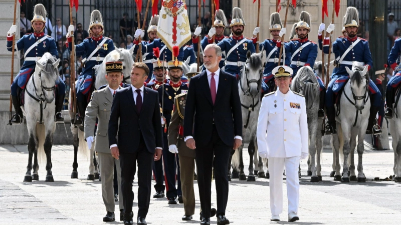 Macron wurde in Madrid mit militärischen Ehren empfangen. (Foto: José Oliva/EUROPA PRESS/dpa)