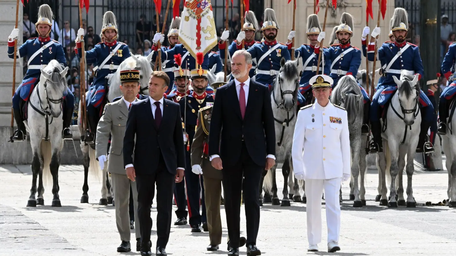 Macron wurde in Madrid mit militärischen Ehren empfangen. (Foto: José Oliva/EUROPA PRESS/dpa)