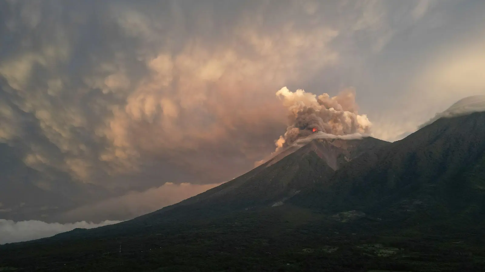 Bei einem schweren Ausbruch des Vulkans im Jahr 2018 waren mehr als 200 Menschen ums Leben gekommen. (Archivbild) (Foto: Moises Castillo/AP/dpa)