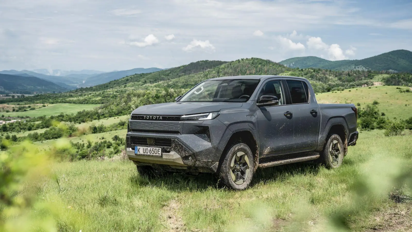 Toyota bietet seinen Pick-up Hilux nun auch als Elektroauto an. (Foto: Toyota/dpa-tmn)