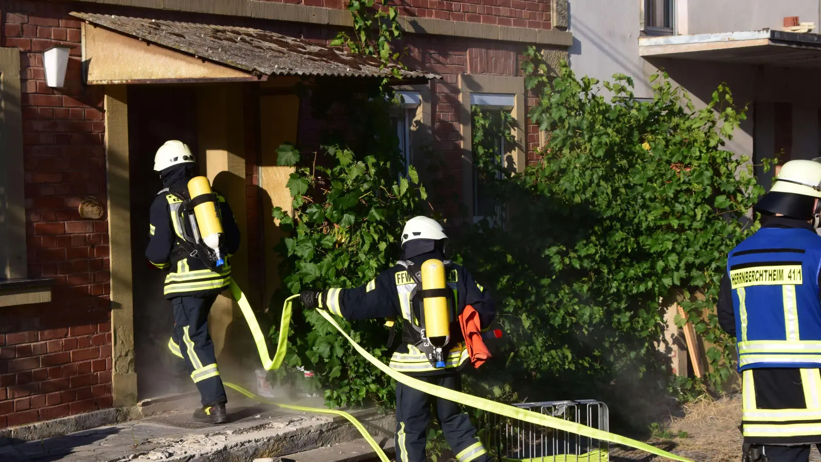 Atemschutzträger dringen in das Haus ein. (Foto: Gerhard Krämer)
