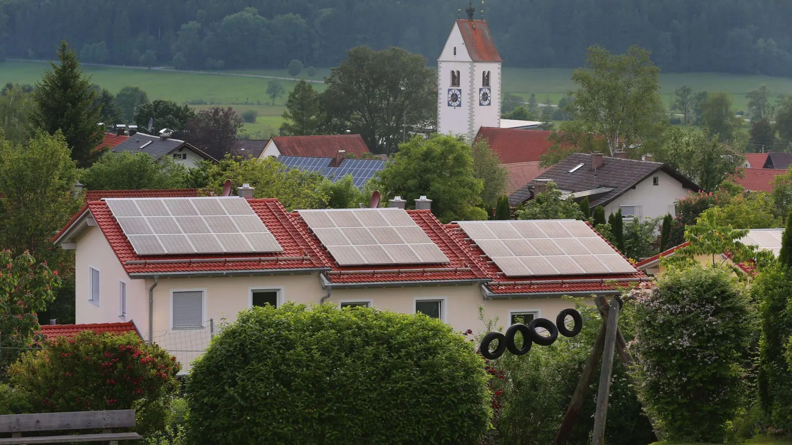 Bei Energiewende-Technologien wie Photovoltaikanlagen sind bayerische Haushalte Vorreiter in Deutschland. (Foto: picture alliance / dpa)