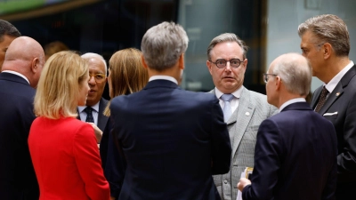 Der belgische Premierminister Bart De Wever forderte beim Gipfel Sicherheiten und gab letztlich auch sein OK. (Foto: Geert Vanden Wijngaert/AP/dpa)