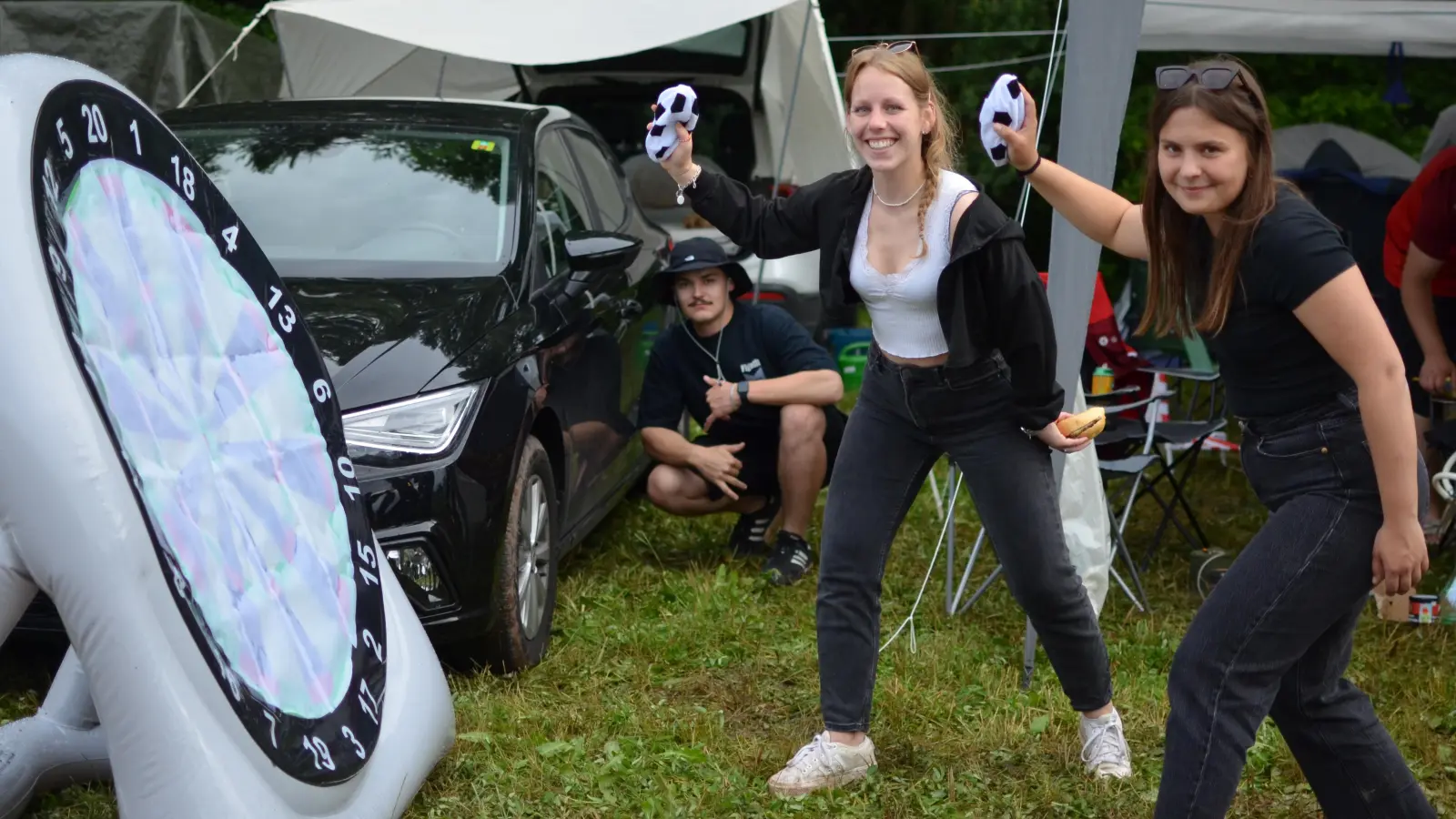 Die Handballer des Sportvereins TV09 Dietenhofen zelten das ganze Wochenende über an der Bibert und haben sich gegen die Langeweile in der auftrittsfreien Zeit unter anderem eine Balldartscheibe mitgebracht. So können Laura Krißgau (links) und Lea Wirth immer ihren Wurfarm trainieren. (Foto: Yvonne Neckermann)