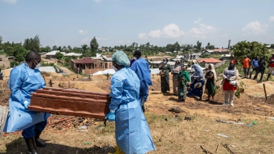 Verstorbene Ebola-Patienten sind hochansteckend und müssen unter besonderen Sicherheitsvorkehrungen beigesetzt werden. (Archivbild) (Foto: Moses Sawasawa/AP/dpa)