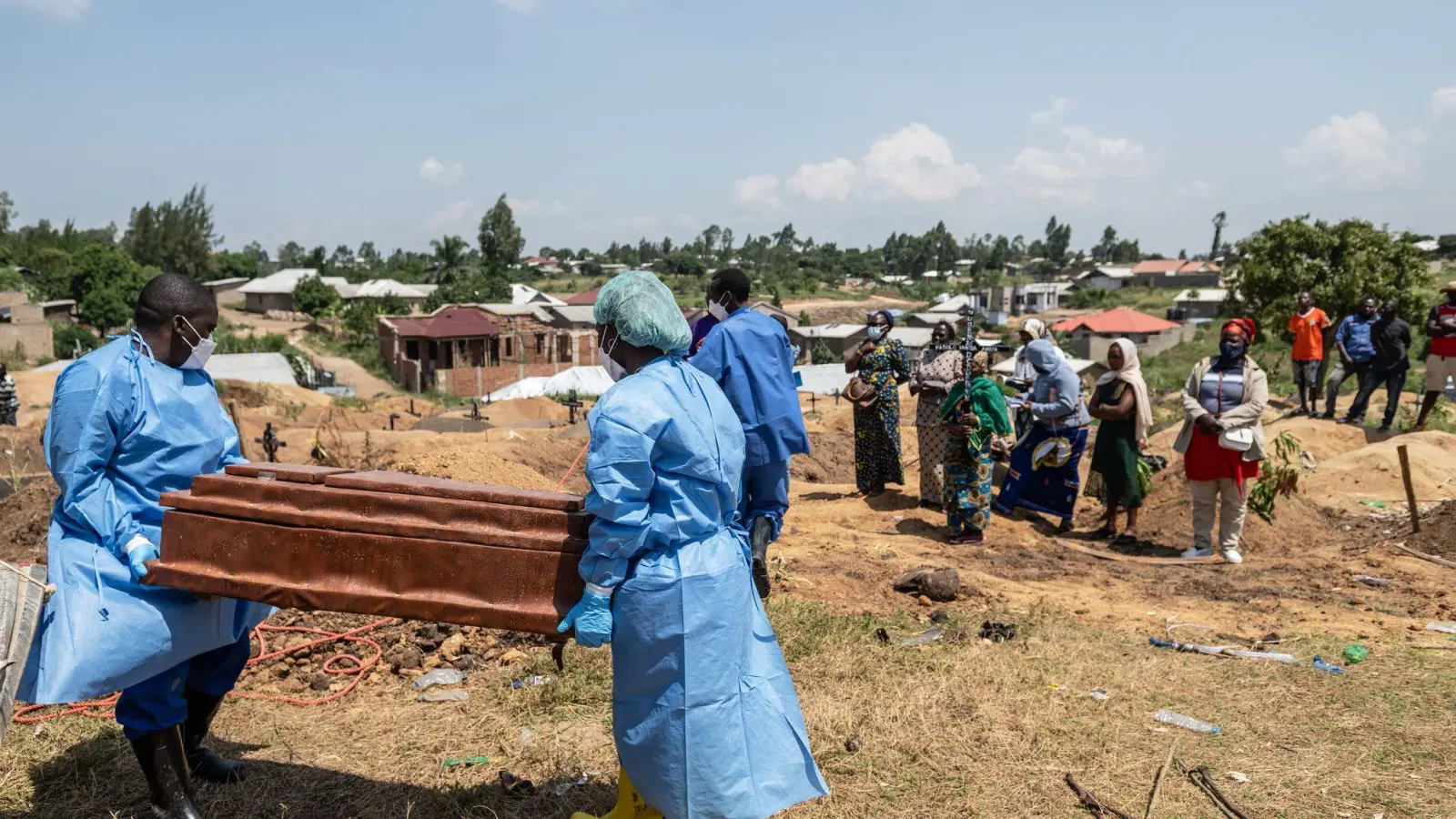 Verstorbene Ebola-Patienten sind hochansteckend und müssen unter besonderen Sicherheitsvorkehrungen beigesetzt werden. (Archivbild) (Foto: Moses Sawasawa/AP/dpa)