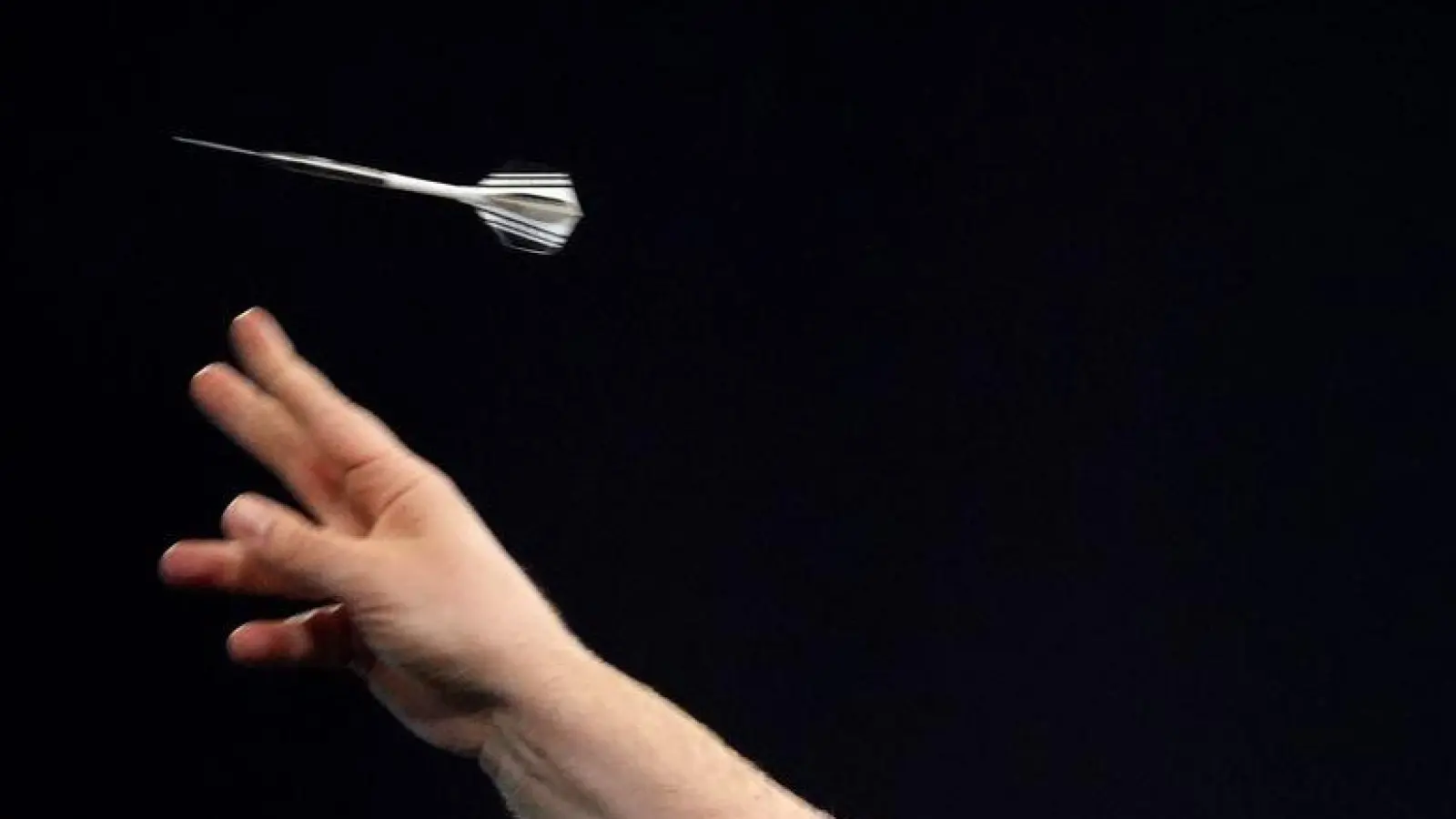 Die Pfeile fliegen diesmal in Burgbernheim. (Foto: John Walton/PA Wire/dpa)