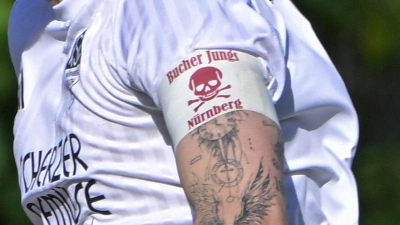 Das Totenkopfsymbol, das einst die Flagge von Piratenschiffen zierte, ist längst in der Mode angekommen und dient dem SV Buch als Schmuck für die Kapitänsbinde. Werbung für Tabak und Alkohol ist auf den Binden ausgeschlossen, in einer Richtlinie heißt es außerdem, das Design dürfe nicht gegen die allgemeinen Grundsätze von Ethik und Moral verstoßen.  (Foto: Martin Rügner)