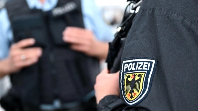 In mehreren Fällen stellten die Beamten illegal eingeführte Pyrotechnik fest. (Symbolbild) (Foto: Sven Hoppe/dpa)