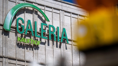 Hinter der Warenhauskette liegen schwierige Jahre. Im Sommer 2024 war das vorerst letzte Insolvenzverfahren aufgehoben worden. (Foto: Monika Skolimowska/dpa)