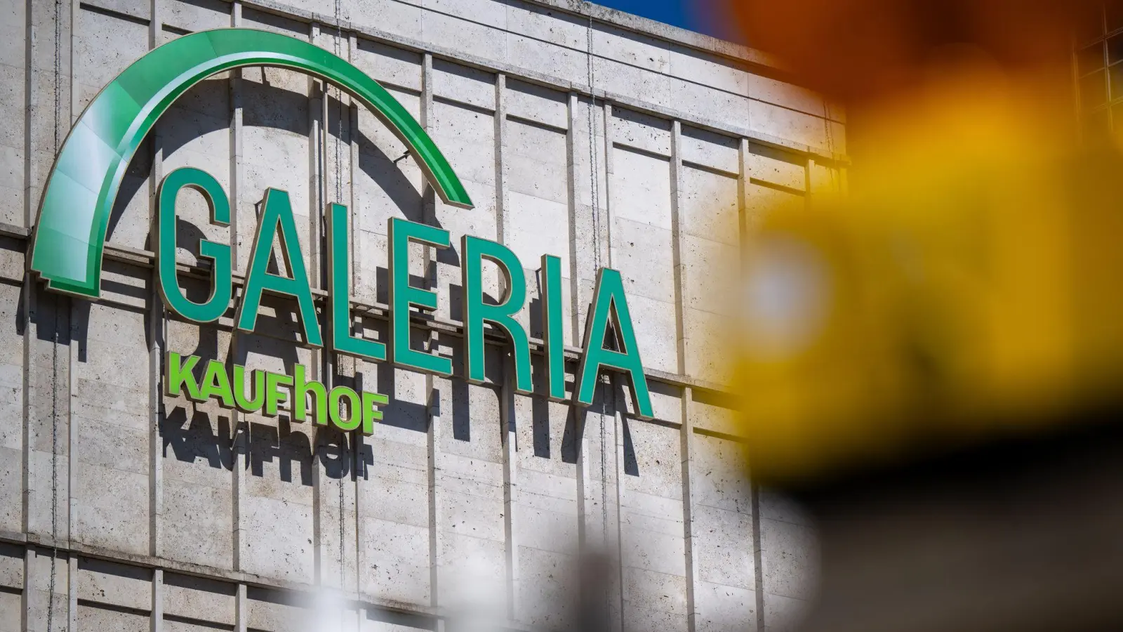 Hinter der Warenhauskette liegen schwierige Jahre. Im Sommer 2024 war das vorerst letzte Insolvenzverfahren aufgehoben worden. (Foto: Monika Skolimowska/dpa)