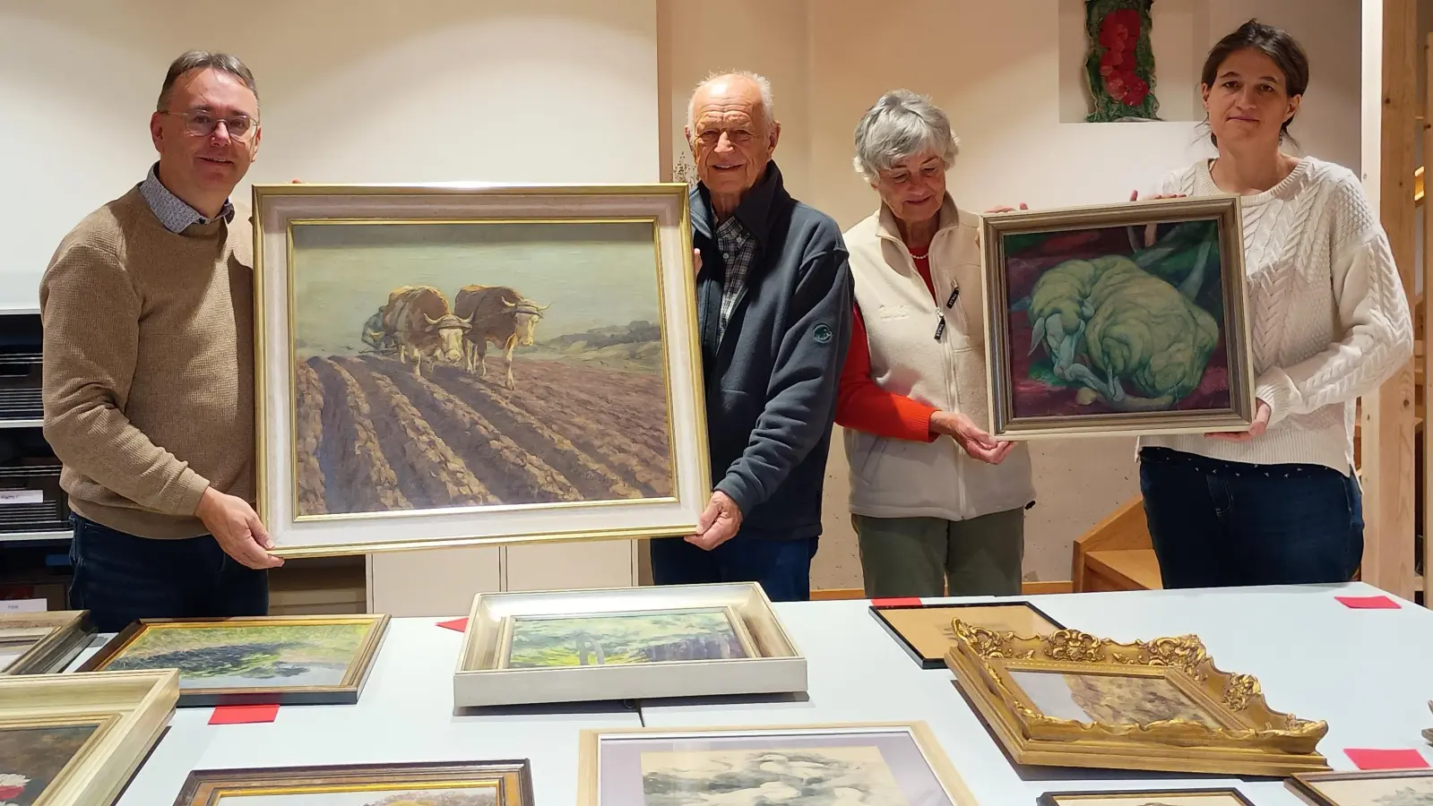 Der zweite Vorsitzende des Vereins für Volkskunst und Volkskunde Feuchtwangen, dritter Bürgermeister Herbert Lindörfer (links), und Museumsleiterin Dr. Uta Karrer (rechts) freuen sich über die Schenkung von Eva und Klaus Legler aus München an das Fränkische Museum Feuchtwangen.  (Foto: Fränkisches Museum/Inge Köpplreiter)