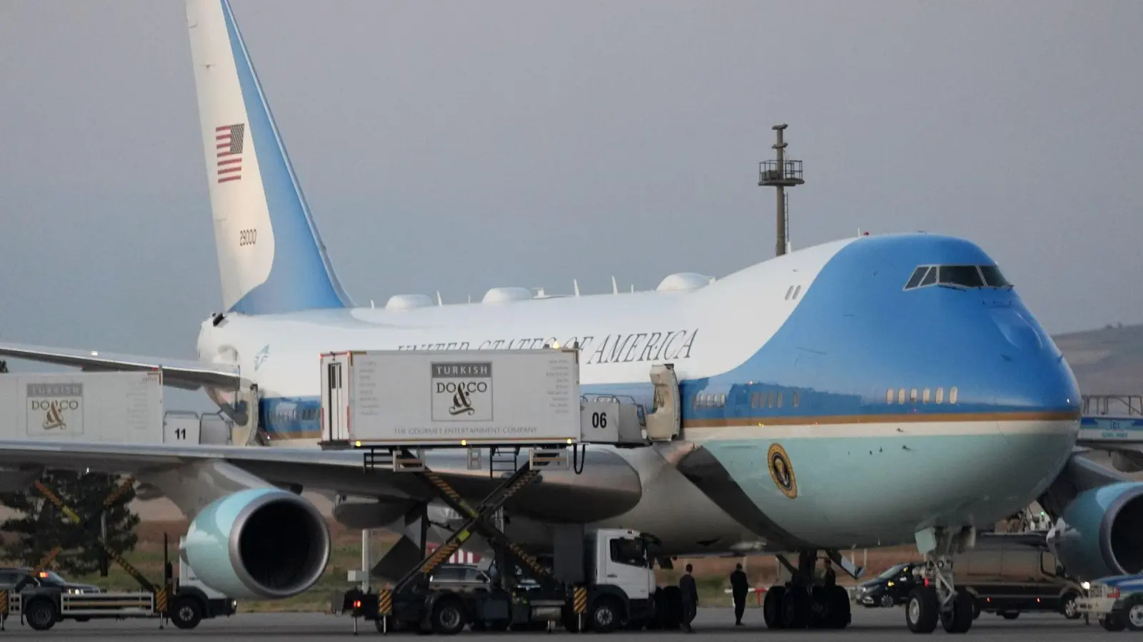 In einem Catering-Container wurde Trump in eine andere Maschine gebracht (Archivbild). (Foto: Alex Brandon/AP/dpa)