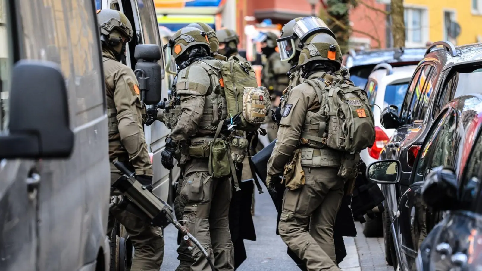 Schwer bewaffnete Sicherheitskräfte im Einsatz bei einer Durchsuchung in Hagen. Die Polizei hat einen Raubüberfall auf ein Werttransportunternehmen vereitelt. (Foto: Alex Talash/dpa)