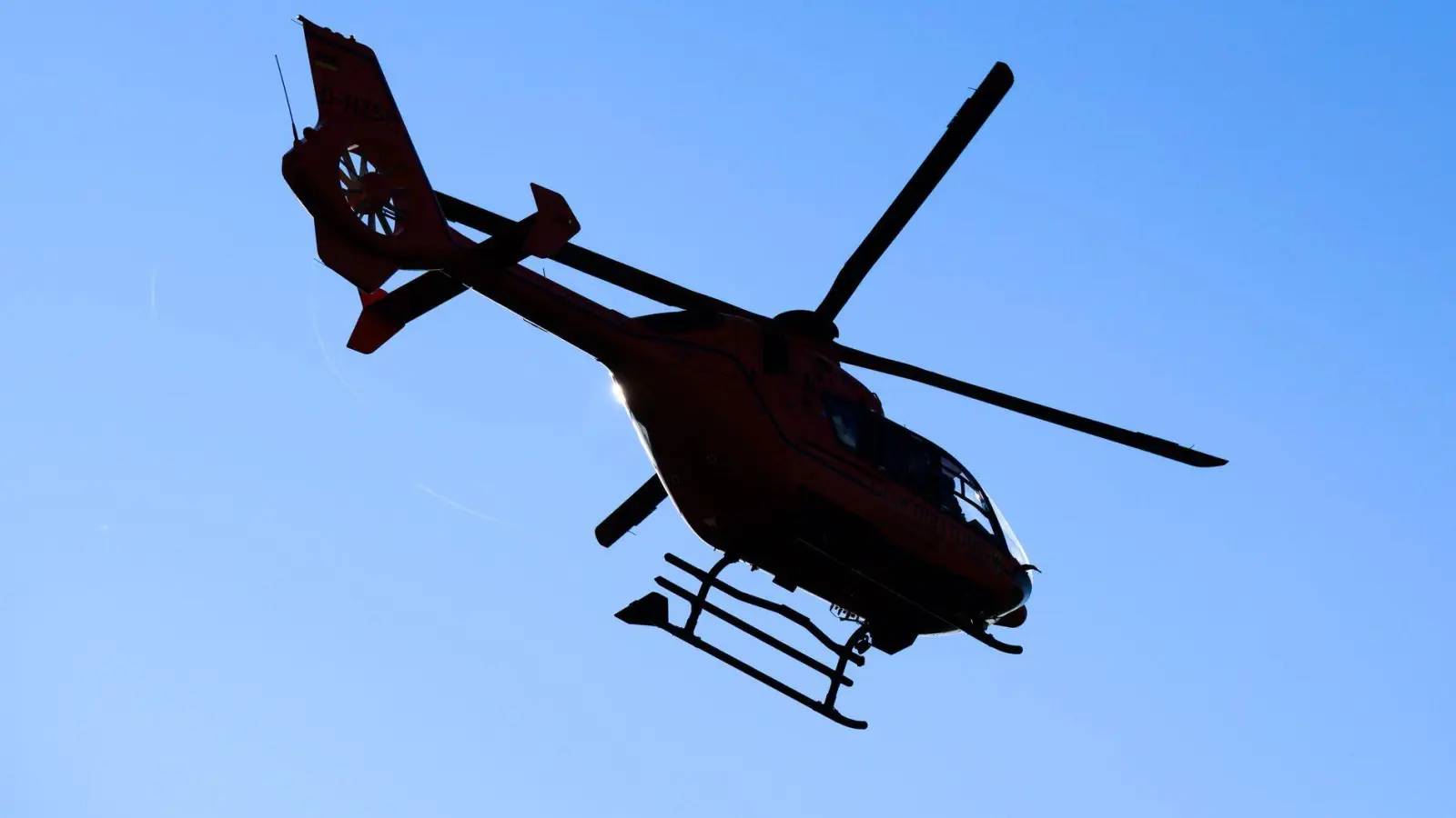 Bei der Suche nach dem gesichteten Flugobjekt kam auch ein Hubschrauber im Einsatz. (Symbolbild) (Foto: Julian Stratenschulte/dpa)