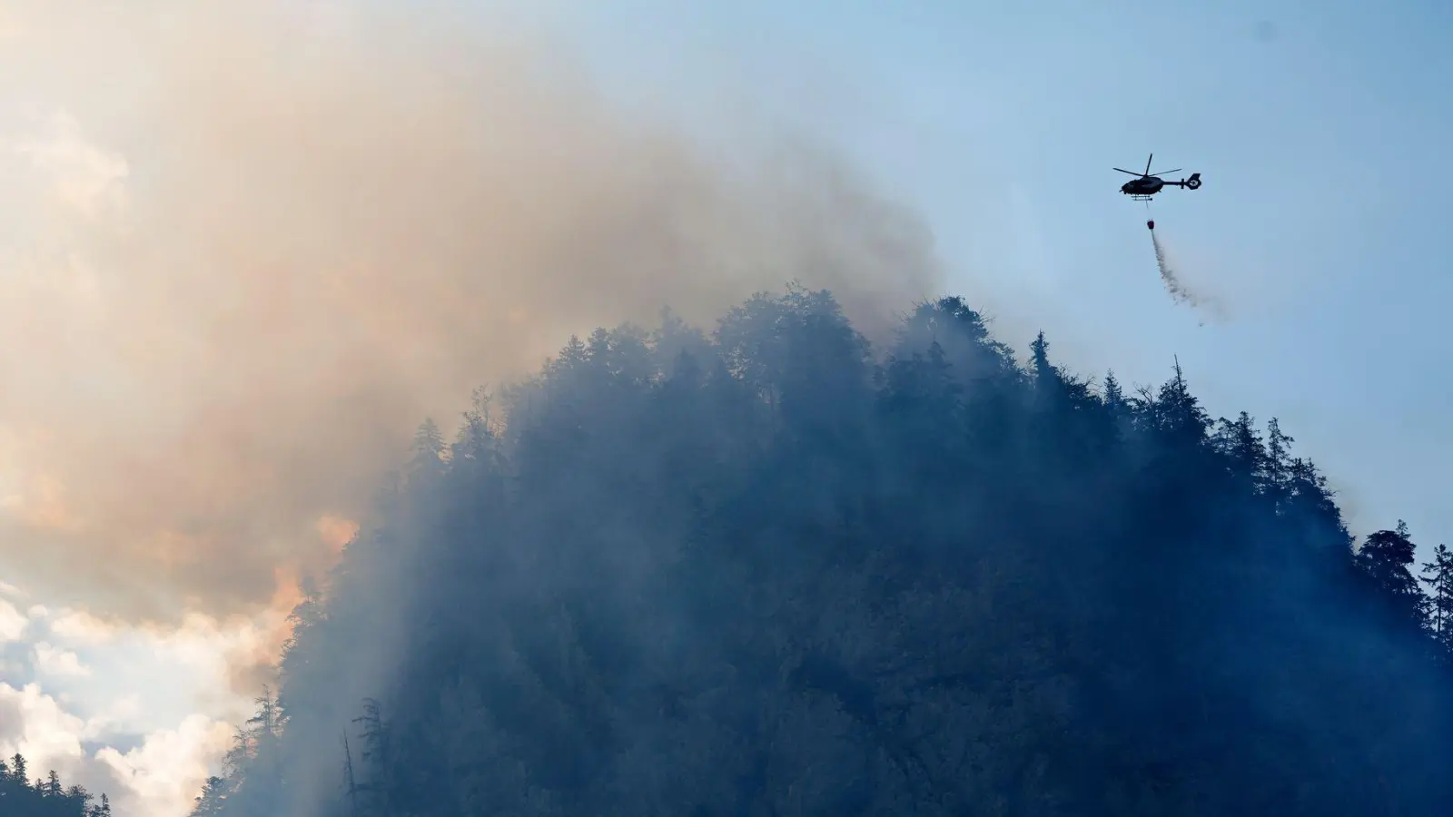 Die Feuerwehr versucht den Brand auch mit Löschhubschraubern zu bekämpfen. (Foto: Uwe Lein/dpa)