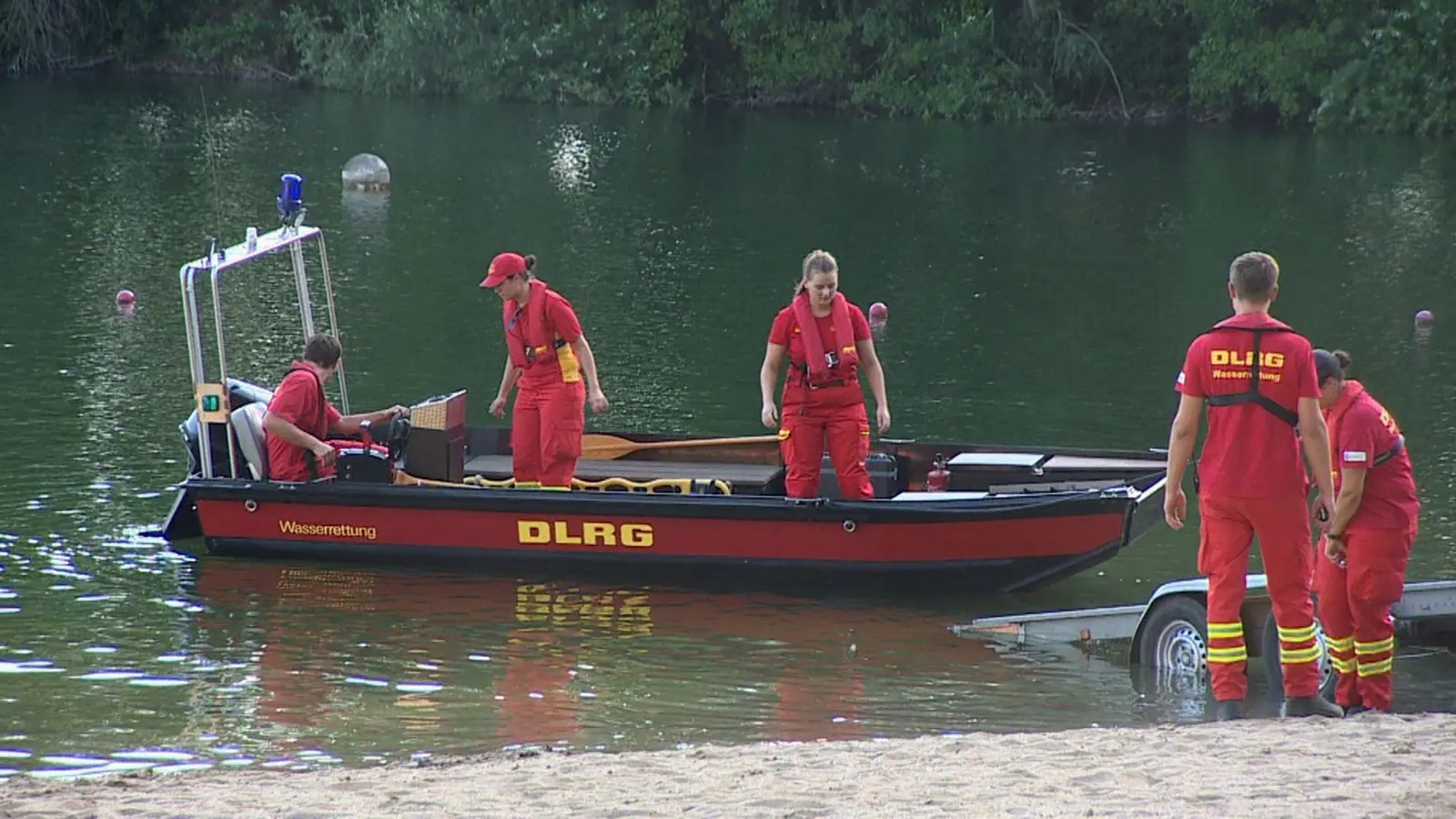 Mitarbeiterinnen und Mitarbeiter der DLRG suchen auf einem Badesee nach einem Jugendlichen in Nordrhein-Westfalen. (Foto: Guido Schulmann/tv-niederrhein/dpa)