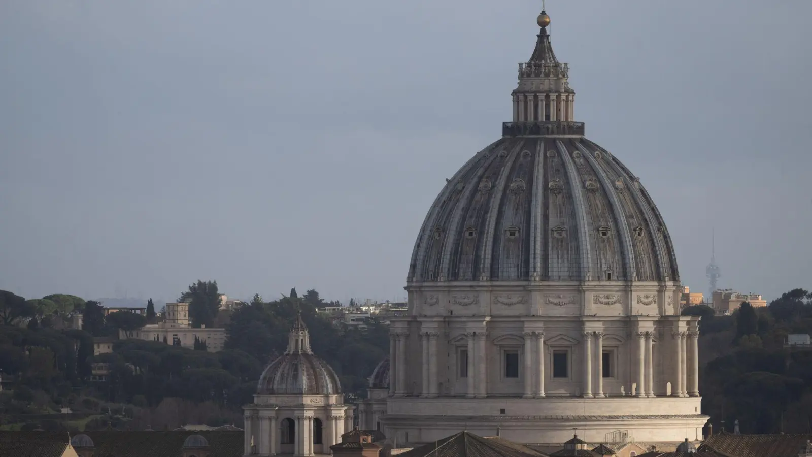 Michelangelo (1475-1564) ist eng mit dem Vatikan verbunden. Papst Julius II. beauftragte ihn 1508 mit der Ausmalung der Decke der Sixtinischen Kapelle. Später übernahm Michelangelo die architektonische Leitung des Petersdoms. (Archivfoto) (Foto: Marijan Murat/dpa)