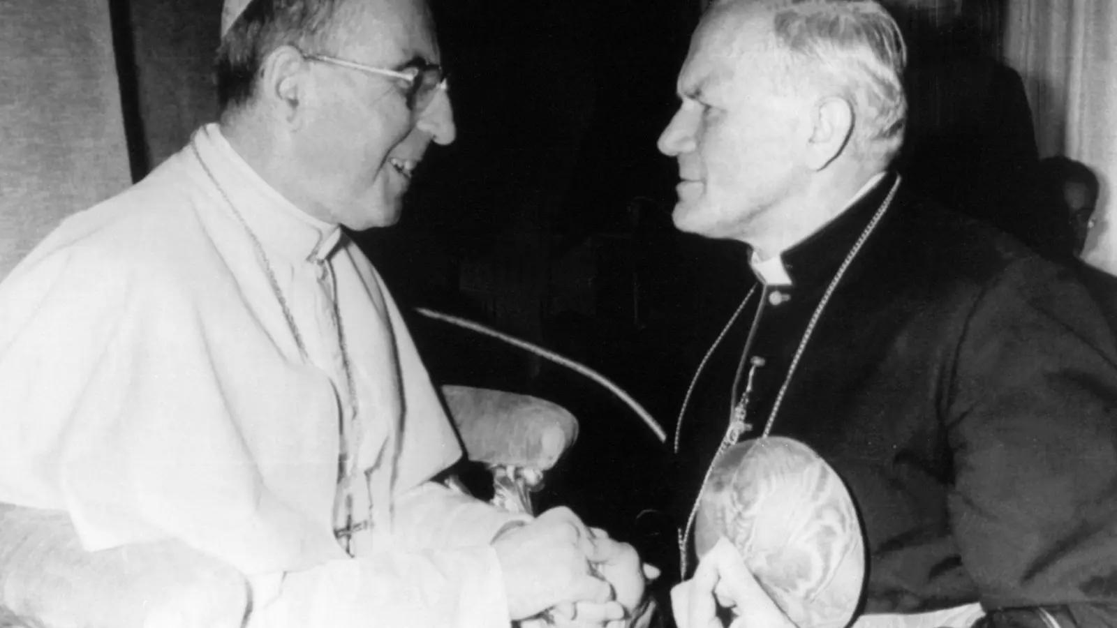 Papst Johannes Paul I. (links) starb nach nur 33 Tagen im Amt. Sein Nachfolger wurde der Pole Karol Wojtyla (Archivbild).  (Foto: picture-alliance / dpa/dpaweb)