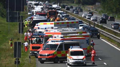 Während der Unfallaufnahme am Sonntag war die Fahrbahn teilweise voll gesperrt.  (Foto: Markus Zechbauer/zema-medien.de/dpa)