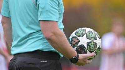 Ohne die zwei geht im Fußball nichts: Der Schiedsrichter bringt den Ball mit, erst dann können die 22 Spieler loslegen. In diesem Fall ist es Oliver Cesinger bei der Kreisliga-Partie FC Dombühl gegen SV Arberg. (Foto: Martin Rügner)