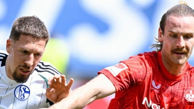 Der 1. FC Kaiserslautern um Jannis Heuer (r) dominierte in der ersten Hälfte gegen den FC Schalke 04 um Janik Bachmann. (Foto: Uwe Anspach/dpa)