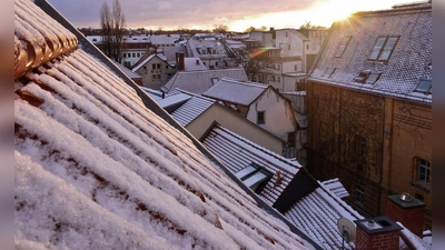 Frostiges Wetter kann nicht nur für stimmungsvolle Bilder sorgen - auch die Gefahr von Wasserrohrbrüchen steigt. (Foto: Soeren Stache/dpa/dpa-tmn)