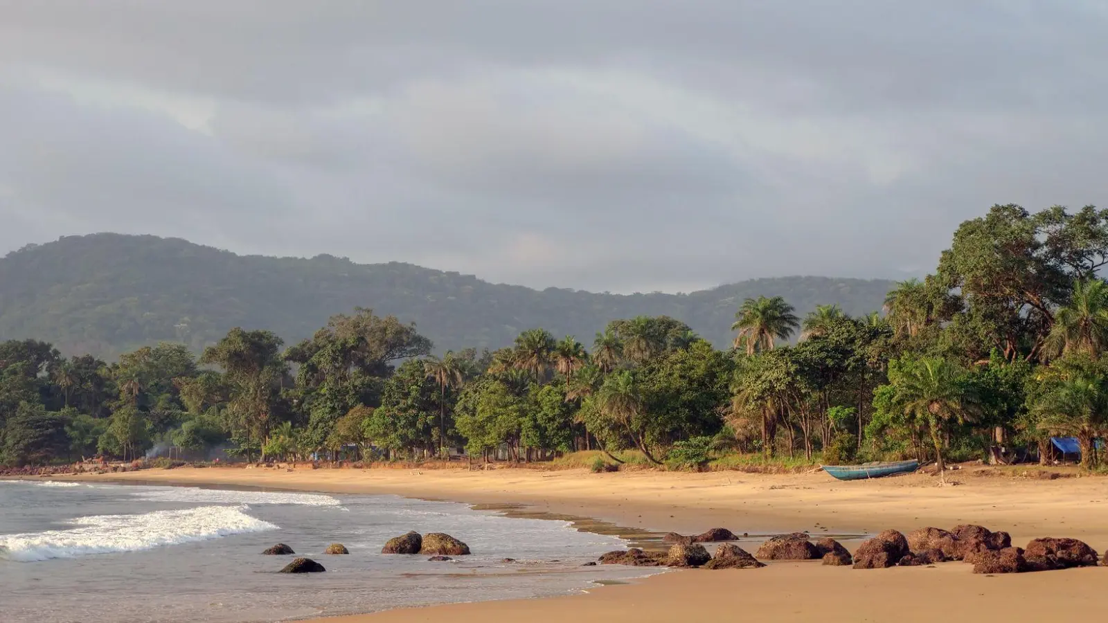 Unweit von Freetown liegen Traumstrände wie der Black Johnson Beach. (Foto: Julian Hilgers/dpa-tmn)