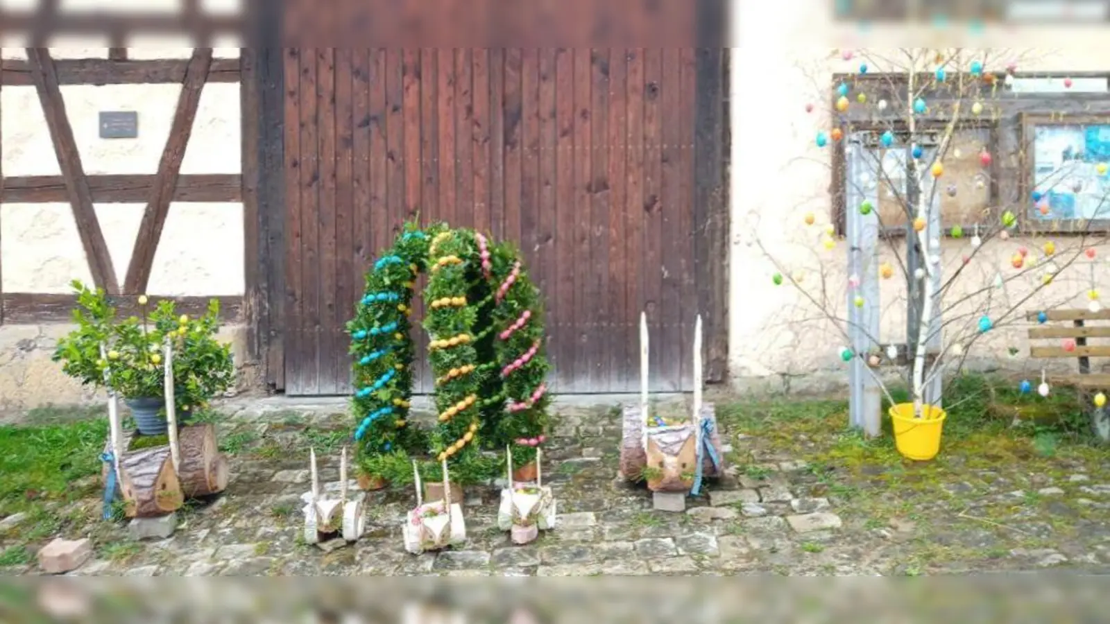 Viel Grün und bunte Eier: Den Osterbrunnen in Wernsbach bei Ansbach (Gemeinde Weihenzell) zu gestalten, nahmen sich die Landfrauen im Ort vor. (Foto: Heike Horn)