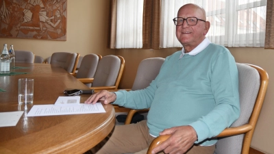 Wolfgang Rückert hat an seinem ehemaligen Platz am Langenfelder Ratstisch Platz genommen. Er wollte immer, dass viel Licht auf seinen Arbeitsplatz fällt. (Foto: Anita Dlugoß)