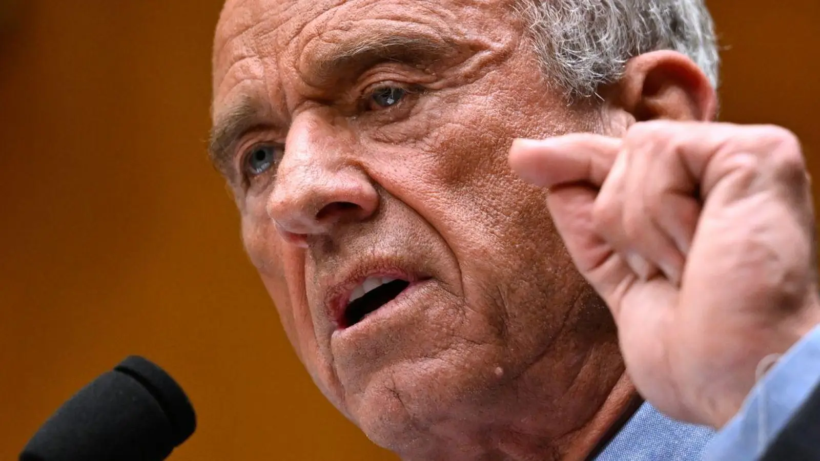 US-Gesundheitsminister Robert F. Kennedy Jr. streicht Geld für die Entwicklung von mRNA-Impfstoffen. (Foto: John McDonnell/AP/dpa)