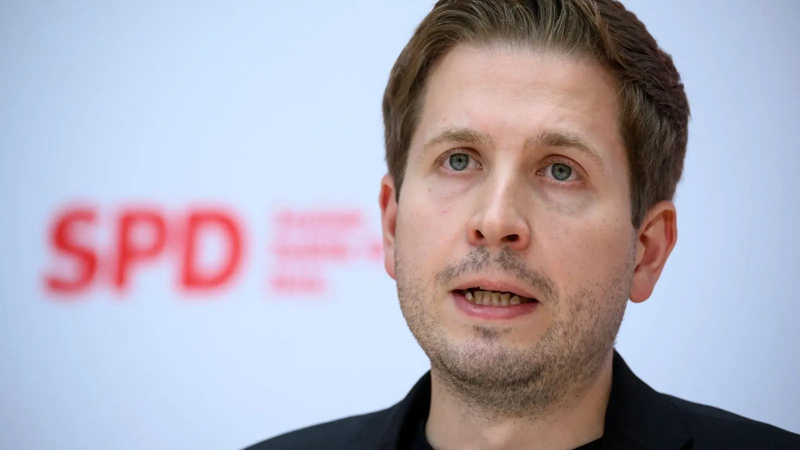 Kevin Kühnert, SPD-Generalsekretär, äußert sich bei einer Pressekonferenz im Willy-Brandt-Haus. (Foto: Bernd von Jutrczenka/dpa)