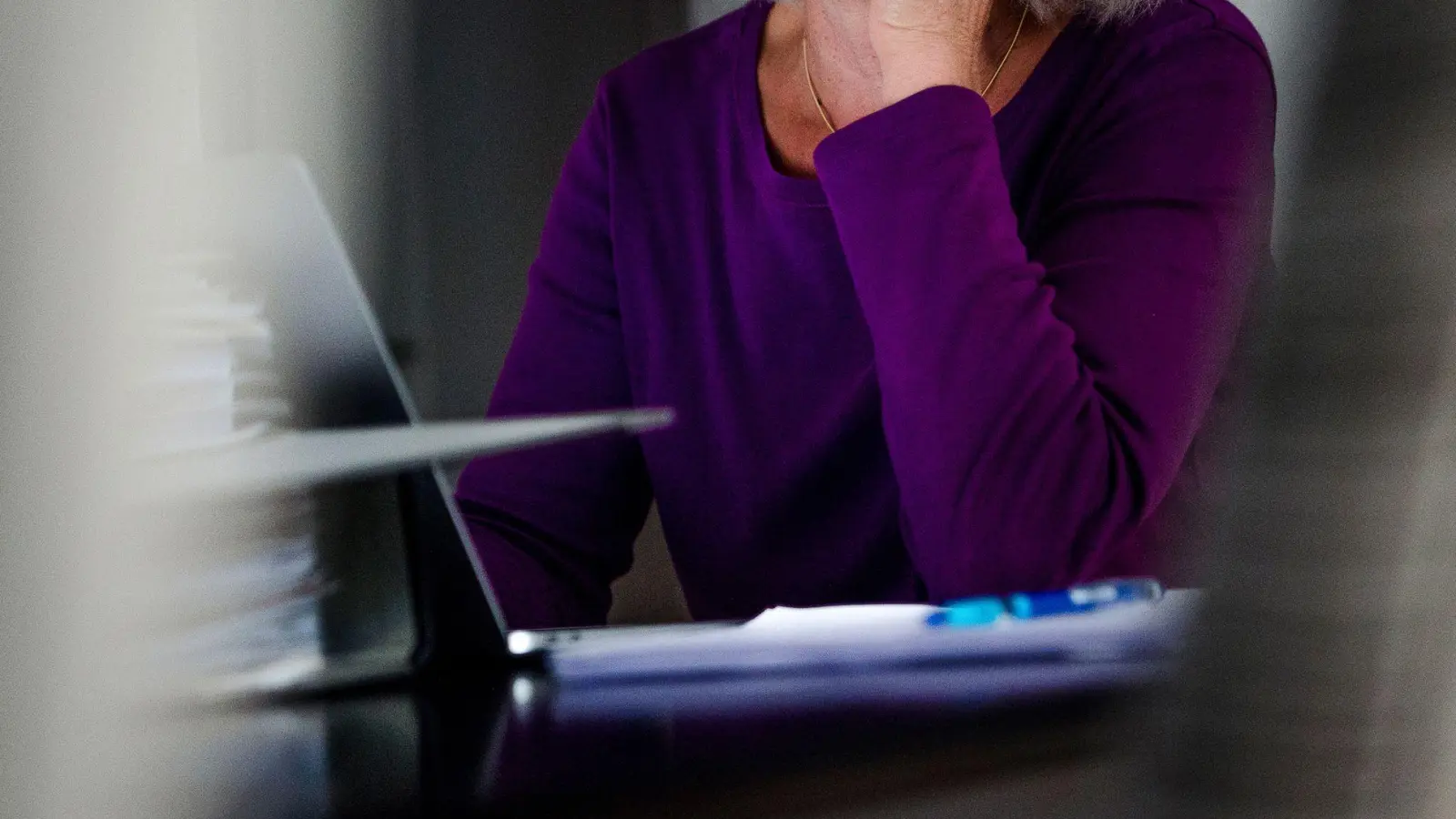 Die Rentenzahlungen erfolgen zunächst ohne Steuerabzug: Liegt das zu versteuernde Einkommen jedoch über dem Grundfreibetrag, muss eine Steuererklärung abgeben werden. (Foto: Finn Winkler/dpa/dpa-tmn)