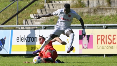 Für den SC Aufkirchen (oben Sainey Badjie) war zuletzt im Derby bei den Spfr Dinkelsbühl (grätschend Nico Engelhard) kein Durchkommen. (Foto: Martin Rügner)