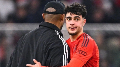 Wieder voll einsatzfähig: Bayerns Aleksandar Pavlovic (r), der von Trainer Kompany eine hohe Meinung hat. (Foto: Tom Weller/dpa)