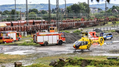 Ein Rettungshubschrauber brachte ein schwer verletztes Mädchen in eine Klinik. Sie war auf einen Waggon geklettert und hatte an die Oberleitung gefasst. (Foto: Alex Talash/dpa)