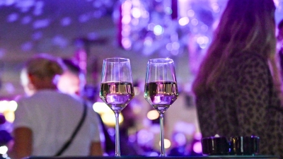 Besser nicht unbeaufsichtigt stehen lassen: Getränke in einem Nachtclub. (Foto: Jens Kalaene/dpa/dpa-tmn)