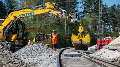 Mehr als 100 Kilometer Gleise und Oberleitung wurden bei der Korridorsanierung erneuert. (Archivbild) (Foto: Armin Weigel/dpa)